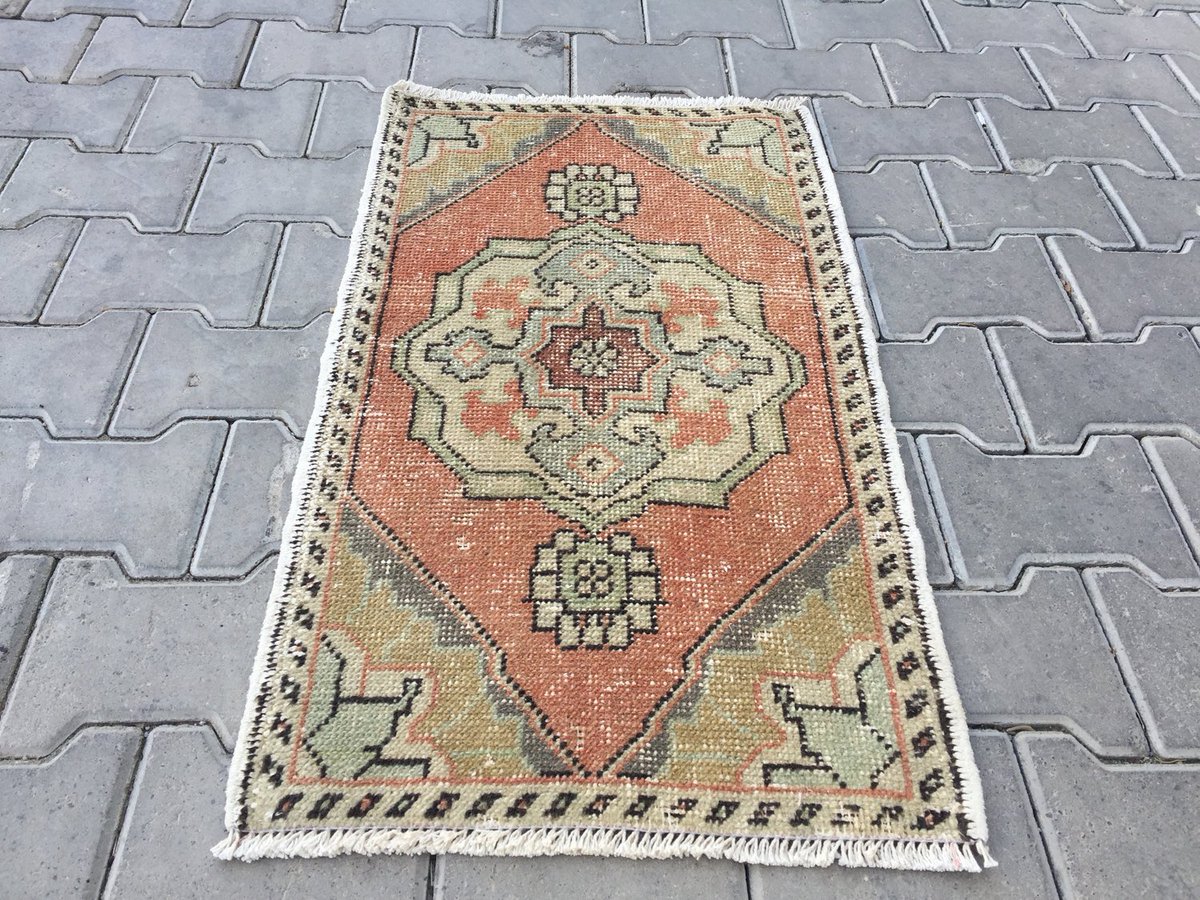 ate_atesoglu44's tweet photo. Excited to share the latest addition to my  #etsy #red #yellow #oriental #bedroom #smallturkishrug #wool #area https://t.co/pu77t5owbe https://t.co/GibRlEBGBV