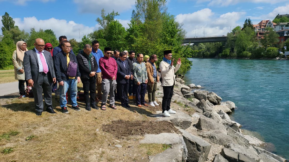 Dis! Innalillahi wa inna ilaihi roji'un. Al fatihah. Rest in love, Eril. 

Emmeril Khan Mumtadz 
(New York 1999 - Bern Swiss 2022).