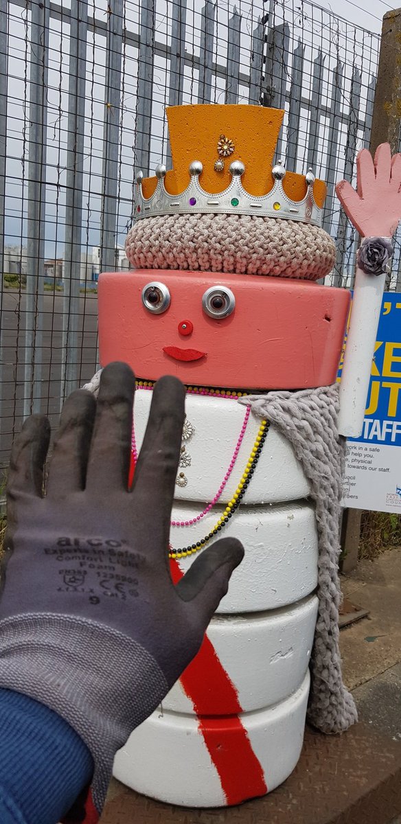 Damian_Quinn666's tweet photo. Here we are again at the best decorative place for the Jubilee. High five to the Queen. ✋👑🇬🇧
#Jubilee #RubbishTip https://t.co/krd24z4Vj9