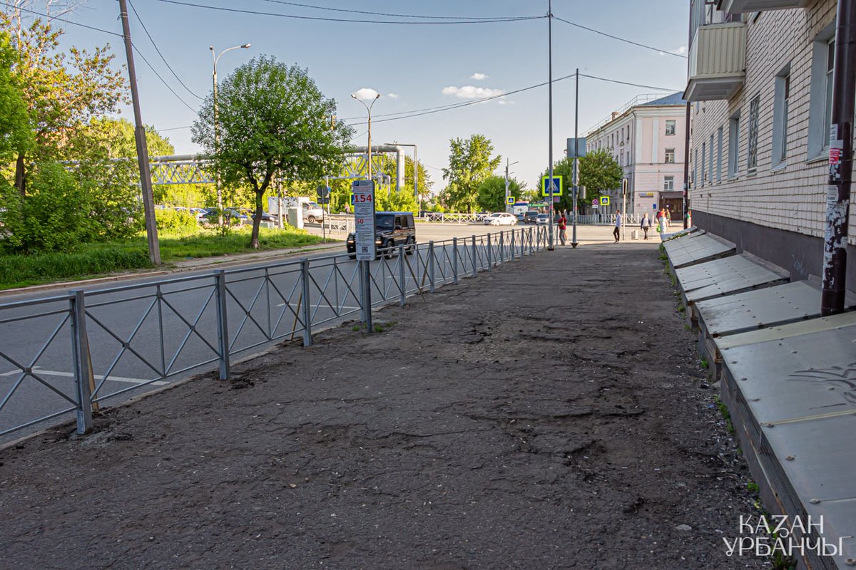 На Абжалилова отгородили легендарным забором муниципальную парковку, и теперь автомобилисты должны ходить по проезжей части. Ради безопасности! Зато пешеходы не смогут перебежать с разбитого тротуара прямо в овраг.