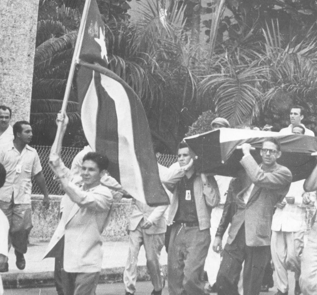 Con 20 años, en plena dictadura de Batista, llevó la bandera en el entierro simbólico de la Constitución. Este 3 de junio cumple 91, y sigue llevando la bandera: ahora en una #Cuba libre. #RaúlEsRaúl. ¡Felicidades!