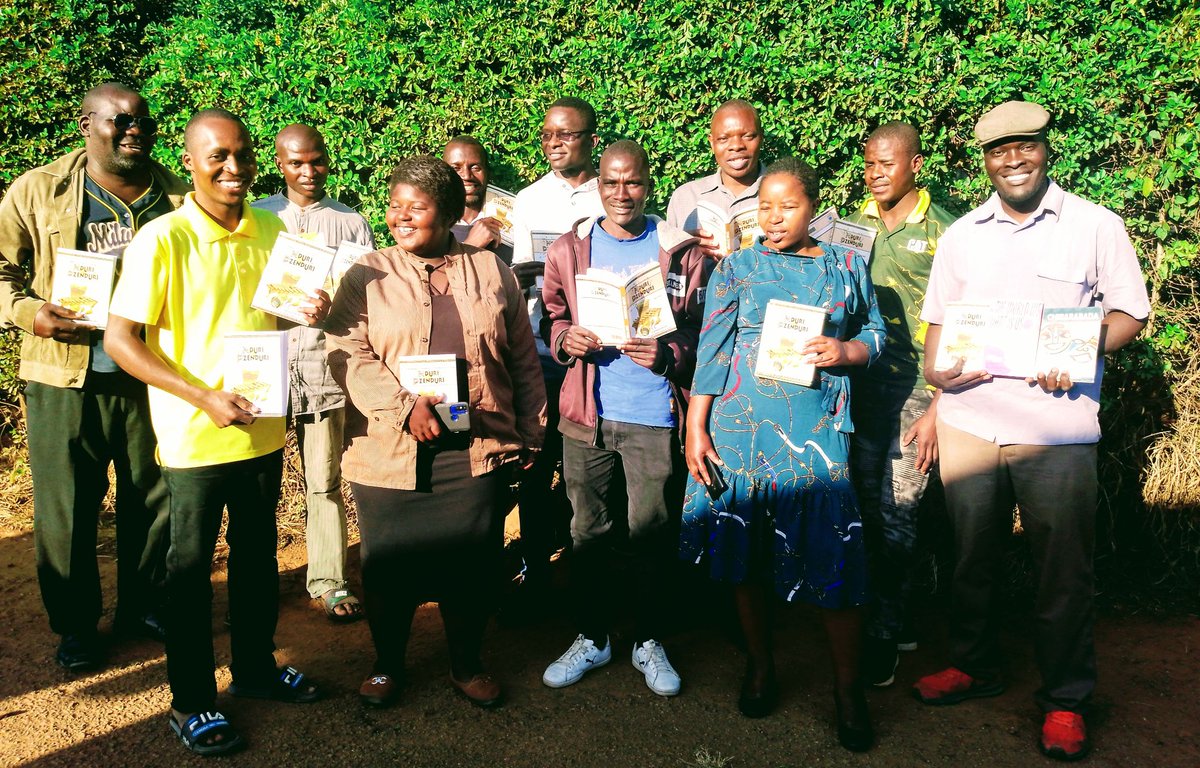 NjekeProsper's tweet image. A new Shona poetry anthology, NDURI DZENDURI, published by ProScripts Publishers. 37 poets, including famous Shona poets, like Abel Mauchi, Tinashe Muchuri, Biggie Chiranga etc....edited by Prosper Njeke &amp;amp; Oscar Gwiriri. Iri ibhuku ramusingafaniri kushaya!!