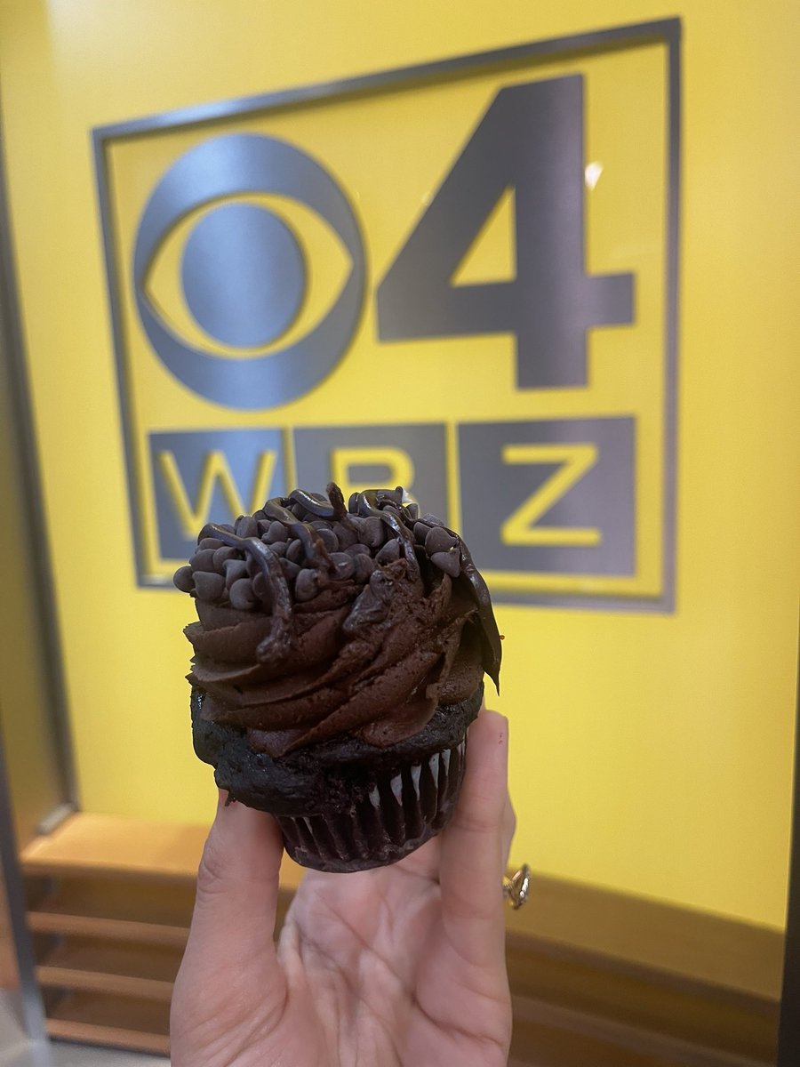 Special shout-out to <a href="/cupcakecityMA/">Cupcake City</a> and my thoughtful coworker <a href="/LevanReid/">Levan Reid</a> who always hooks me up with the gluten free version of Food Truck Friday goodies!! Always helping out the celiac peeps 😂 👏🏼