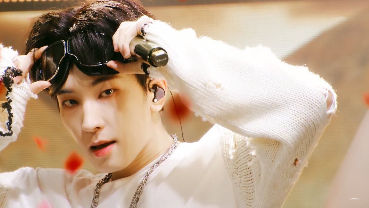 LIMERENCE717's tweet photo. 220603 뮤직뱅크 #HOT
#세븐틴 #원우 #WONWOO https://t.co/ppJXG0kAsY