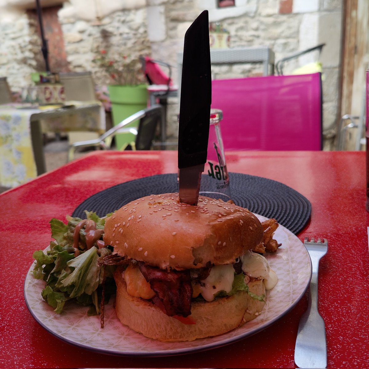Virginiedu01's tweet photo. Ce midi GO BURGER avec steak haché frais, cheddar, tomates, oignons, mozzarella, œuf poché et lard fumé. Servit avec frites à volonté et salade verte. Ça, c'est du burger @bernard_montiel meilleur qu"au DoMac 😂👍💋🙏 #CosyCook La patronne est très sympa elle offre le digestif 👍 https://t.co/4wYyz4OJj7