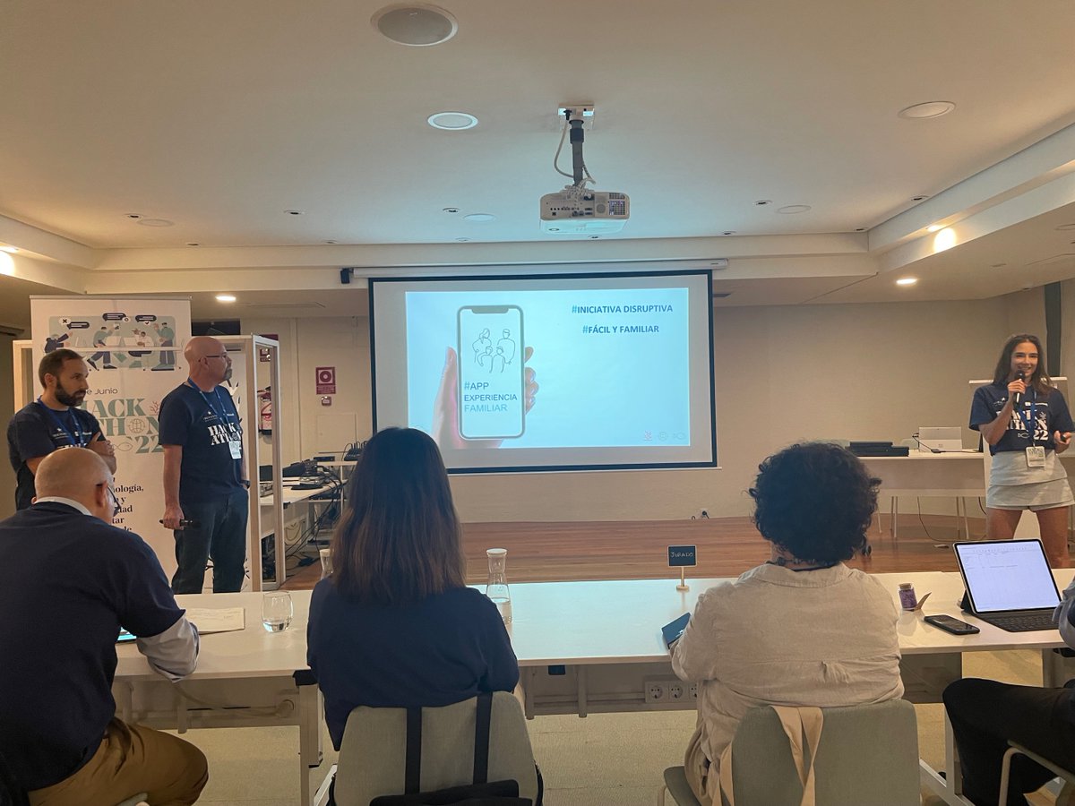 Nuestro team de cracks, en el escenario; presentando su propuesta al reto de la #IberostarMSHackathon organizado por <a href="/MS_Empresas/">Microsoft Empresas</a>  y <a href="/IBEROSTAR/">Iberostar</a> 👏👏

#HotelDigital #sostenibilidad