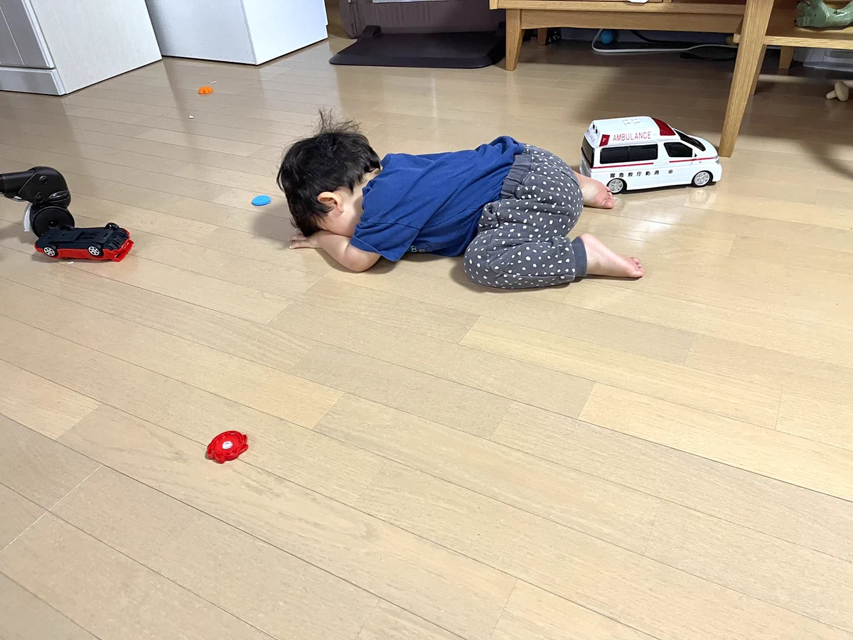 1歳の子供とかくれんぼ。隠れているつもりなのが可愛い！