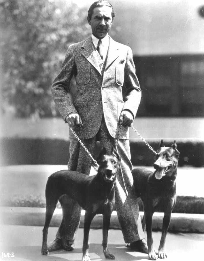 HorrorHammer1's tweet photo. Bela Lugosi and his pups in 1934 https://t.co/tUdPHyqNyb
