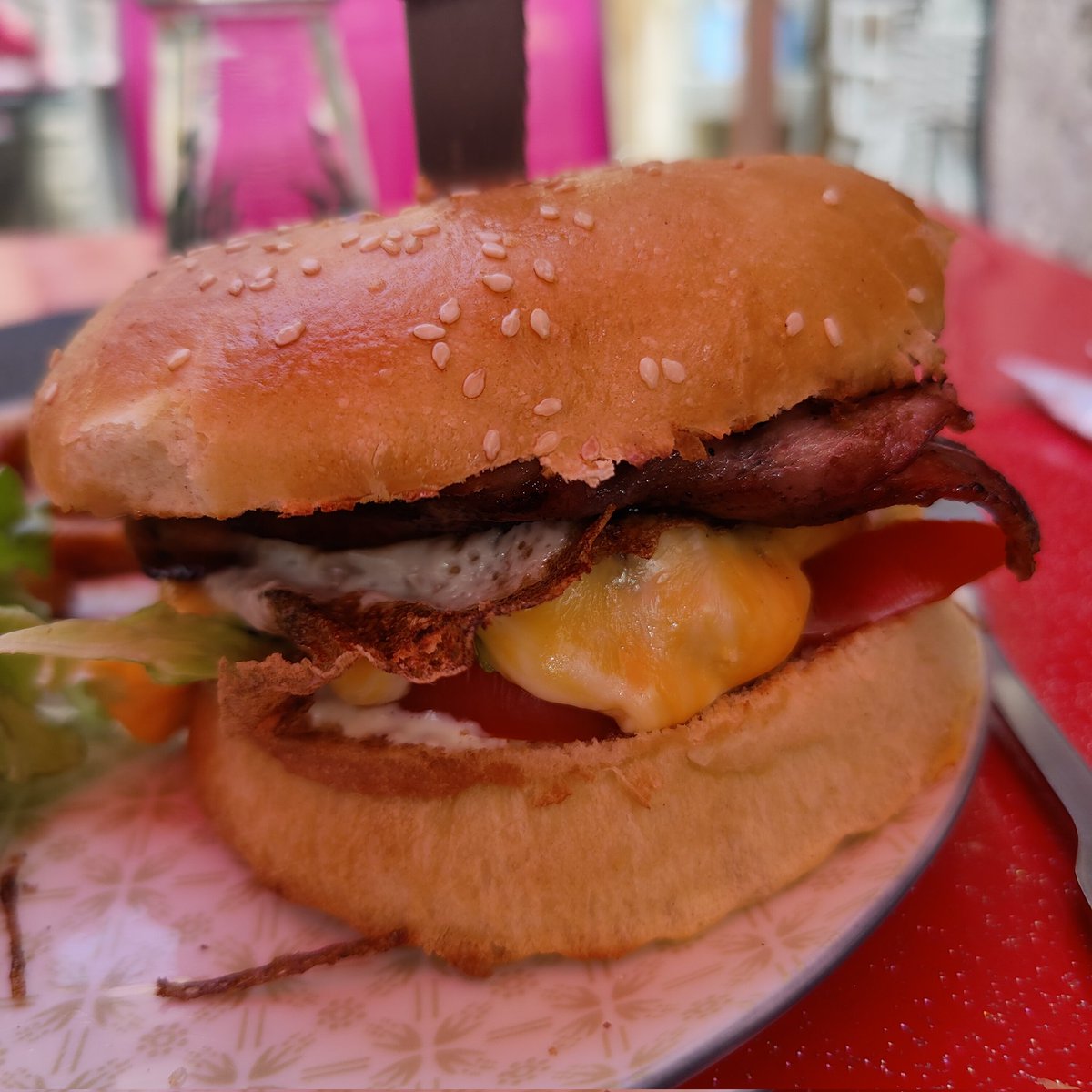 Virginiedu01's tweet photo. Ce midi GO BURGER avec steak haché frais, cheddar, tomates, oignons, mozzarella, œuf poché et lard fumé. Servit avec frites à volonté et salade verte. Ça, c'est du burger @bernard_montiel meilleur qu"au DoMac 😂👍💋🙏 #CosyCook La patronne est très sympa elle offre le digestif 👍 https://t.co/4wYyz4OJj7