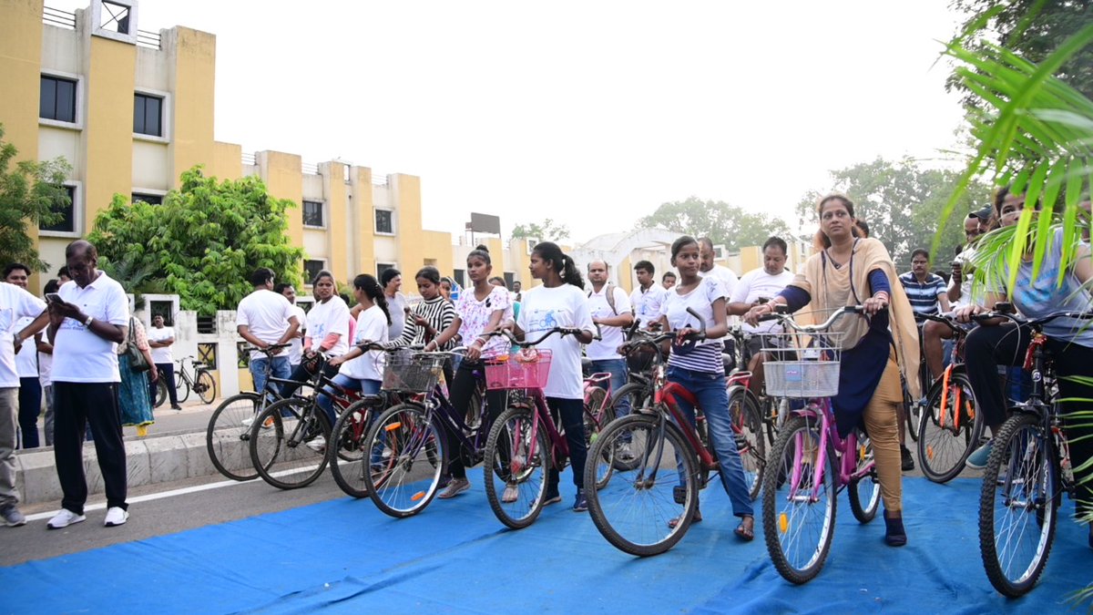 RourkelaMC's tweet photo. #Rourkela Rides Cycle Rally organized by @smartcityrkl was held at Rourkela on the occasion of #WorldBicycleDay. Hon’ble MLA Rourkela Shri Sarada P. Nayak flagged off the rally in presence of Collector Shri @pavankalyan. @Rotary Club &amp; Rourkela Riders supported the rally. https://t.co/ra3nPB3zI9