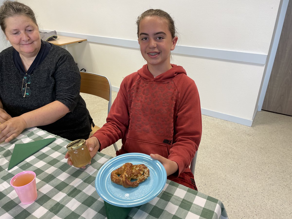#Partageetculture Les élèves germanistes à la découverte des saveurs d’Allemagne. Petit-déjeuner avec des Bretzels (réalisés par les élèves), de la gelée de fleurs de sureau, et le pain noir. Un régal ! Merci à notre professeur Mme Dupont pour cette initiative 👏 <a href="/CDI_Cerisy/">CDI_Cerisy</a>