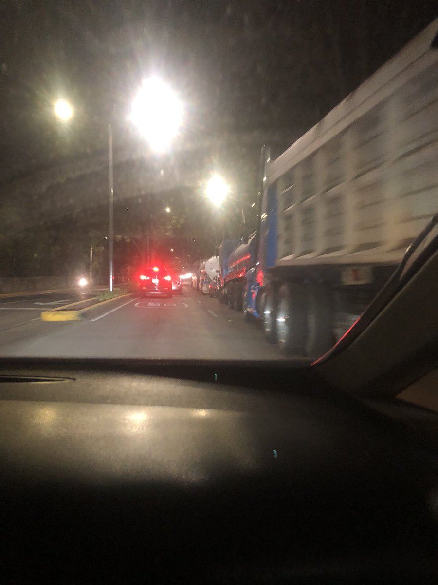 la_tropecista's tweet photo. @LaSEMOVI  @TlahuacRenace  @locatel_mx  @Claudiashein  Desde hace más de 6 meses solo aumentan los camiones que dejan sobre canal de Chalco, del depósito vehicular y teniendo tráfico todos los días https://t.co/fqSY2OfvUC