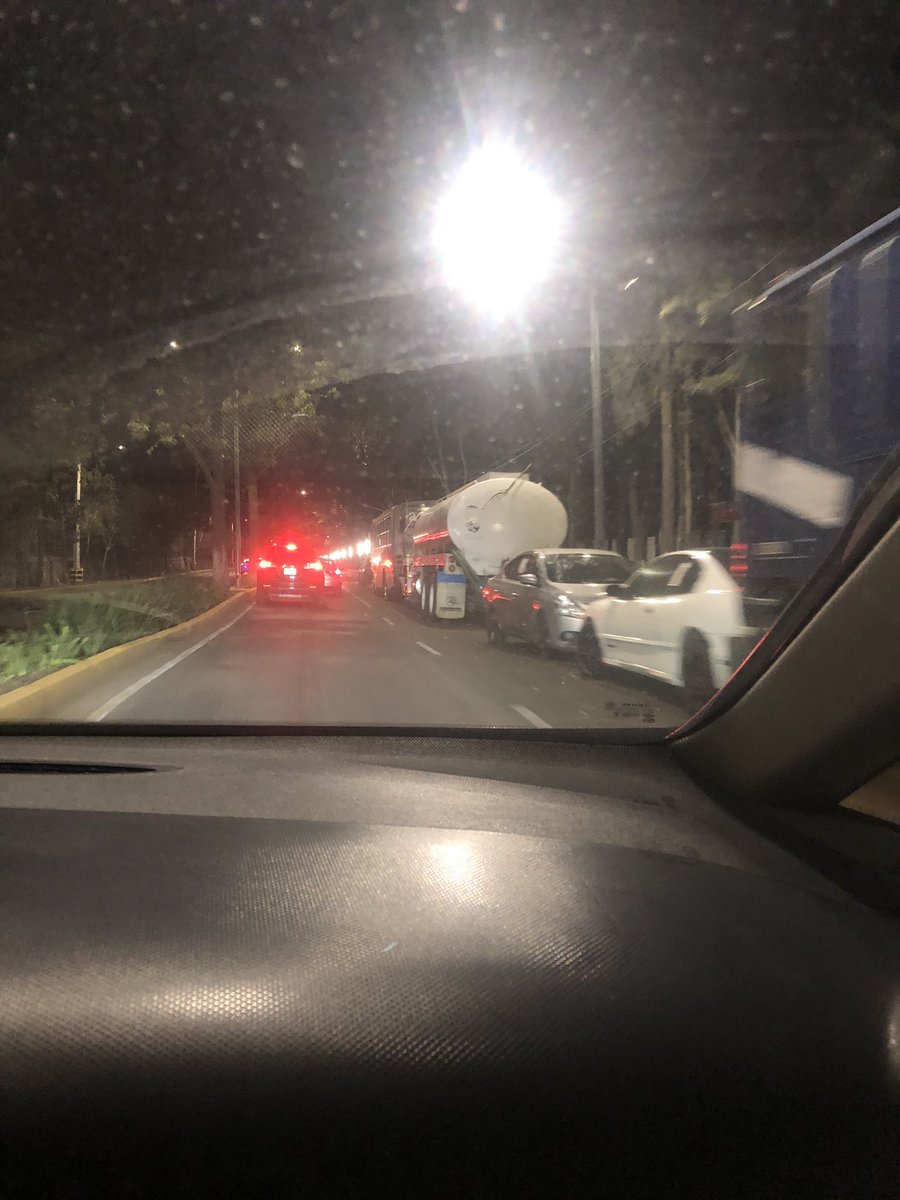 la_tropecista's tweet photo. @LaSEMOVI  @TlahuacRenace  @locatel_mx  @Claudiashein  Desde hace más de 6 meses solo aumentan los camiones que dejan sobre canal de Chalco, del depósito vehicular y teniendo tráfico todos los días https://t.co/fqSY2OfvUC