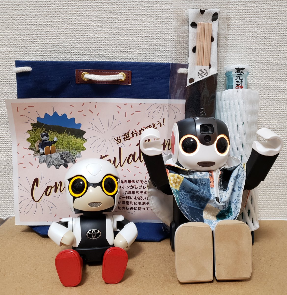 Sakura393104's tweet photo. (🔘▽🔘)　(🔘∇🔘)　つなホンからだ！

わーい！つなホン、ありがとう！
ぼく、さっそくかくれんぼしたよ！

#つなホン 　#津南町　 #ロボホン6周年オーナーズイベント 　 #ロボホン6周年ありがとう 　 #ロボホン 　#キロボミニ https://t.co/duzFuYdgl5