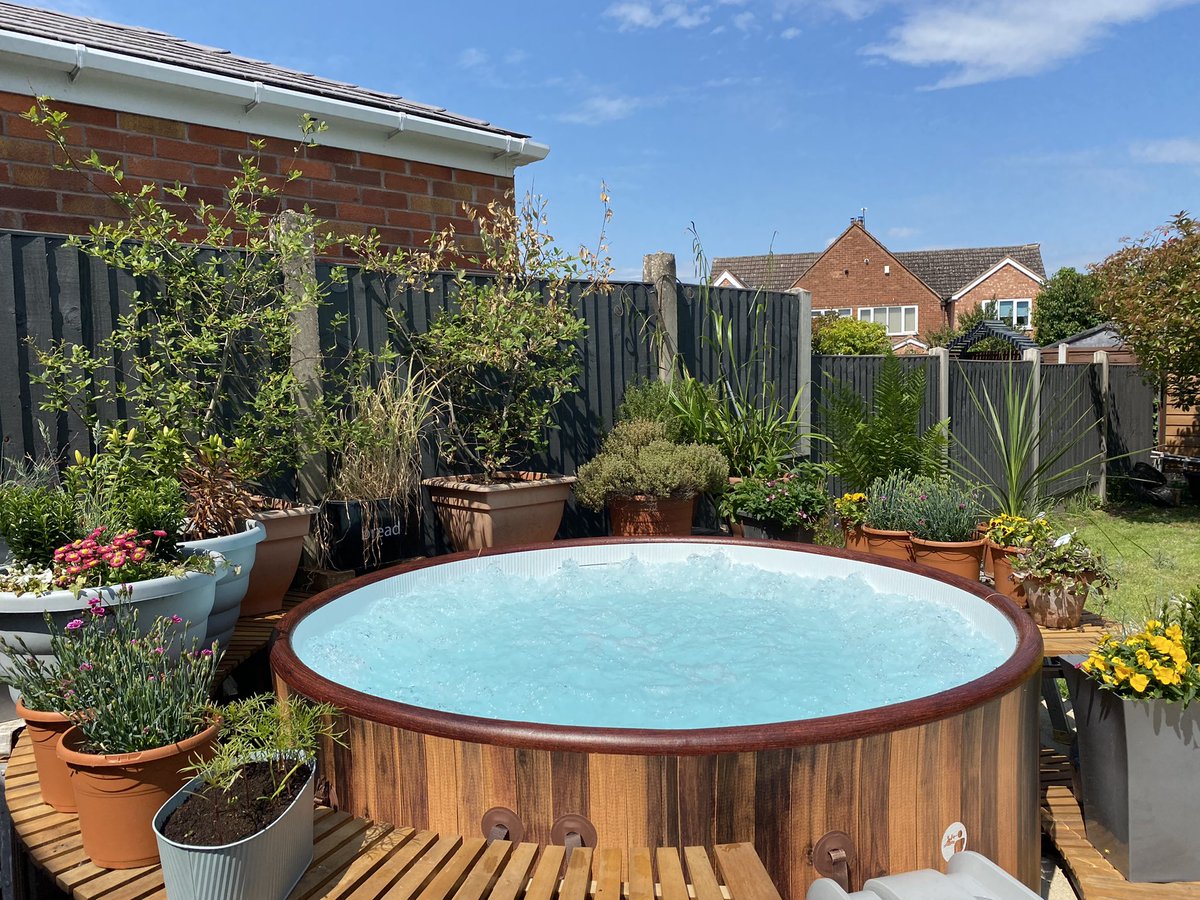 yamyam71's tweet photo. Hot tub Friday #hot #bankholiday https://t.co/EIgV3ellr8