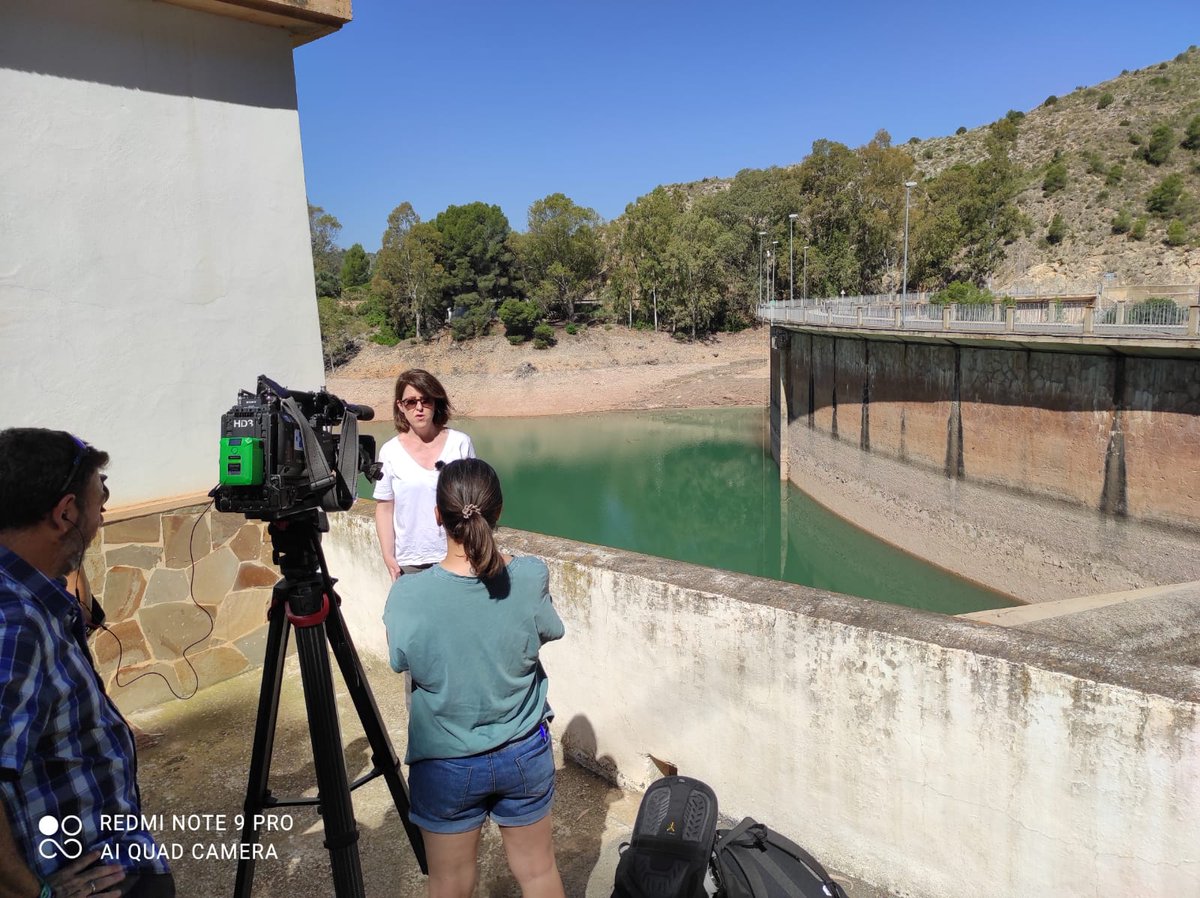 LifeInvasaqua's tweet photo. Estamos con la @UMU y @chsriosegura en embalse de #Talave para grabar y generar información sobre la presencia del Mejillón Cebra. Os lo contaremos en https://t.co/qCtqOVAYne y https://t.co/QtAI1Da5zE @AnaTMatilla / @efeverde https://t.co/Ng5F6m5y5D