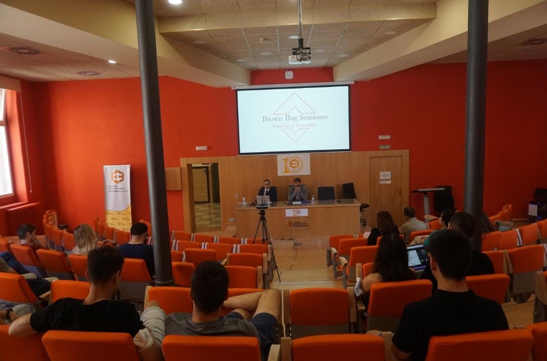 BagBusiness's tweet photo. 👏Great Closing Session of the #IVBBS ! 🔍💼
It's been a big pleasure to have Guillermo Badía with us!
We would like to thank all the attendees for connecting and supporting us during this edition!
🤗See you all in October in the #VBBS!!!🙌 https://t.co/zYYHxQ1qmw