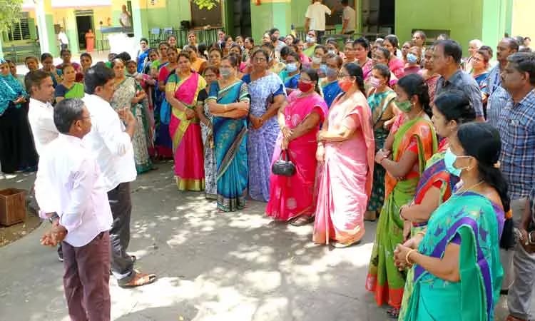 thandoratimes's tweet image. விடைத்தாள் திருத்த வராத ஆசிரியர்கள் மீது நடவடிக்கை - பள்ளிக்கல்வித்துறை எச்சரிக்கை

#PaperCorrection #Teachers 

மேலும் படிக்க: tamil.thandoratimes.com/news-id-action…