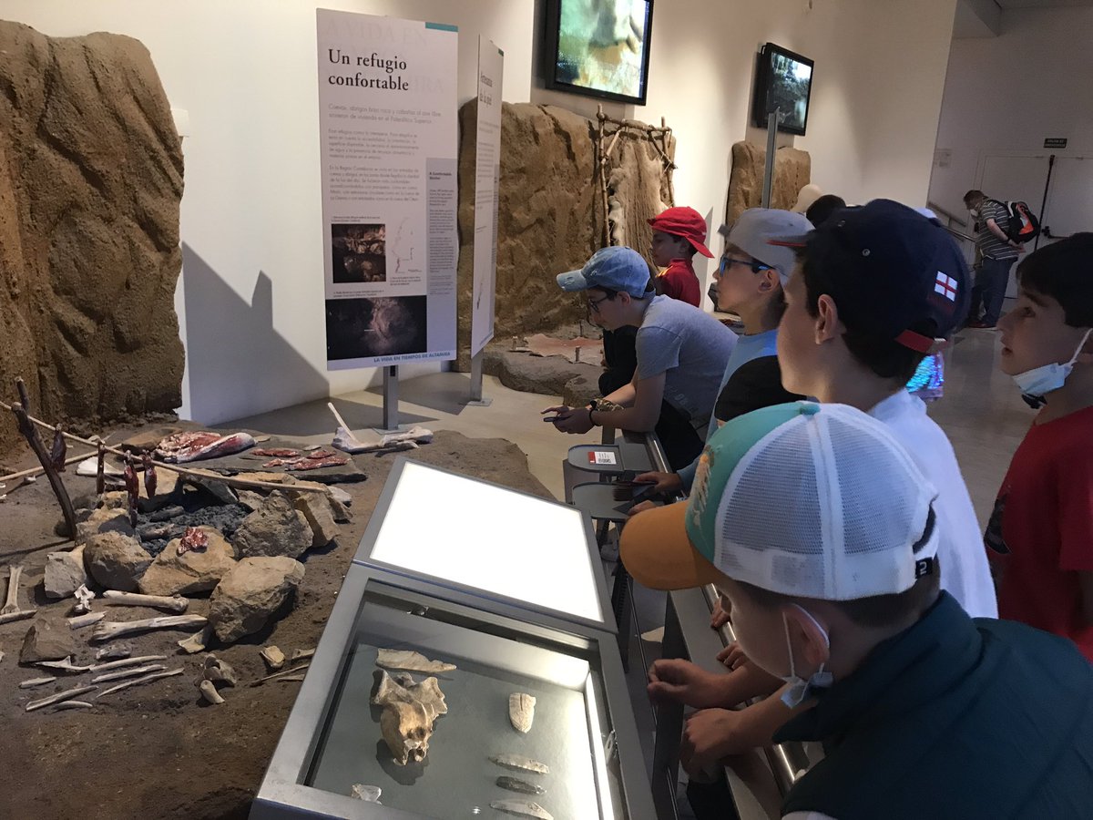 FET_Ov_Lorena's tweet photo. Hemos visitado la cueva de Altamira, donde observamos lo aprendido en clase sobre el Paleolítico. Ahora, tiempo para descansar y tomar el snack🍏🥪🍫@FET_Oviedo https://t.co/twbe2jwRnB