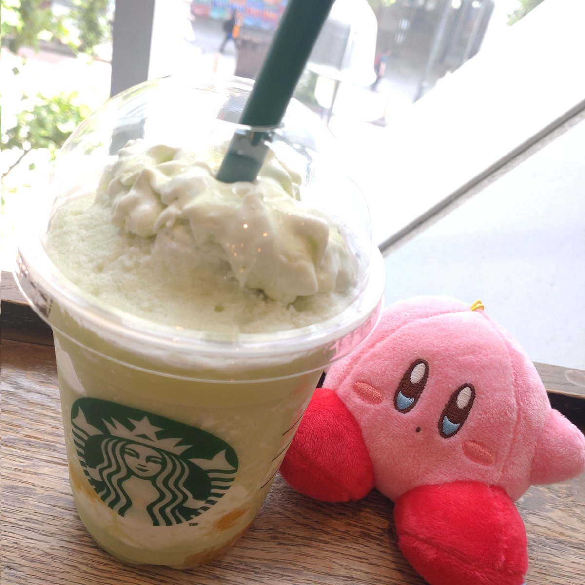 arimaru1025's tweet photo. カービィ連れて飲んで来たので記念🍈
(写真暑すぎて溶けてる🫠)

#星のカービィ 
#カービィ
#カービィイラスト 
#Kirby
#カービィ好きさんと繋がりたい
#イラスト好きな人とつながりたい
#Procreate 
#スターバックス  #STARBUCKSCOFFEE 
#メロンフラペチーノ 
#メロン https://t.co/74WSdCXrfE