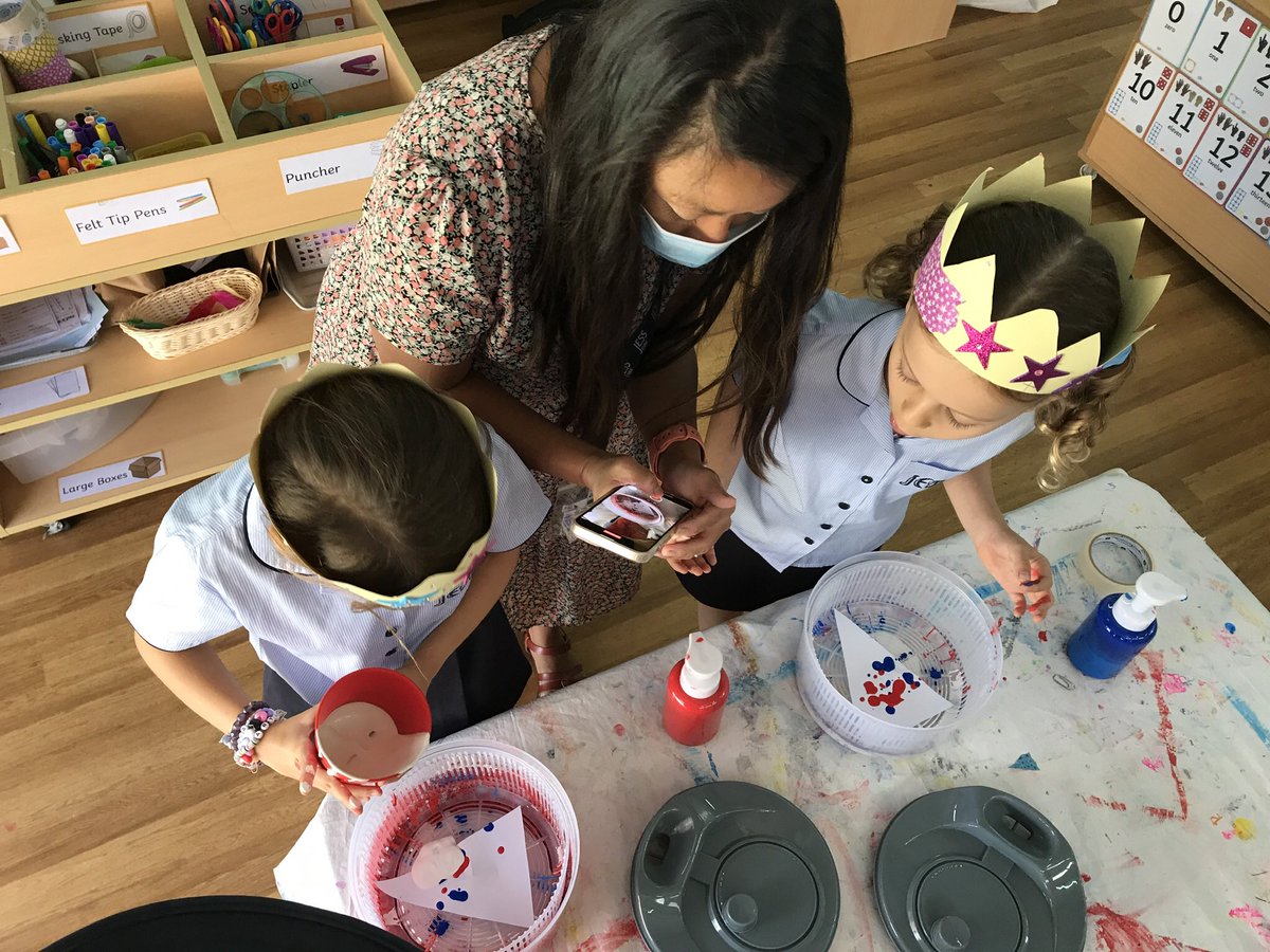 JESSJumeirahYr1's tweet photo. Celebrating the Queens Jubilee. The children had a great day, painting their pots ready to plant next week. #Jessjumcreative #platinumjubilee2022 #JubileeWeekend https://t.co/u3cMyydxSX