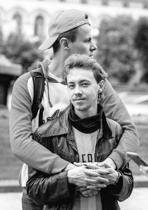 На світлині мій гарний друг, і в минулому коханий. 31.05.2022 він героїчно загинув під харковом, боронячи нашу свободу і наші життя. Роман був ніколи не знав страху. І завше боровся за справедливість.
Вічна пам'ять тобі, мій герою, мій Романе...