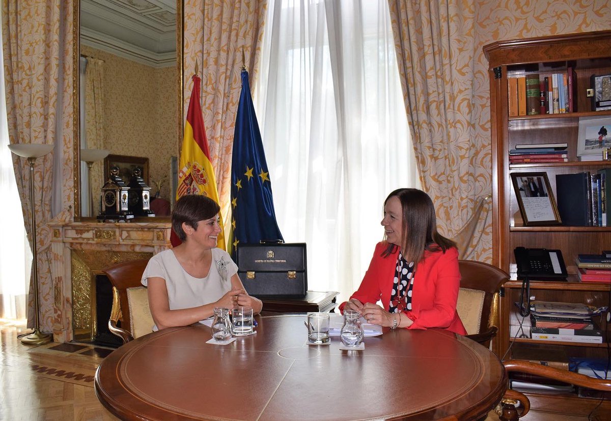 rosamelchorq's tweet photo. Muy contenta de ser recibida por la ministra @isabelrguez y de su compromiso con nuestra ciudad.
#EsAlcázar https://t.co/9JrdM0FuAZ