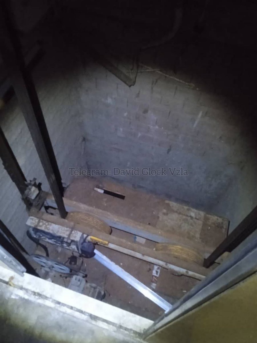 Birrilly's tweet photo. (((TRAGEDIA))) Vía #DavidGlock #Caracas La noche del #Jueves #02Jun una menor de 5años murió al caer desde el piso 12 por el foso del ascensor dañado de la Torre B de Edif de la #MisionVivienda Av Libertador @ReporteYa @CronicaPolicial @RPolicial @cmrondon @eldiario @policiactiva https://t.co/AkRTIIKcik