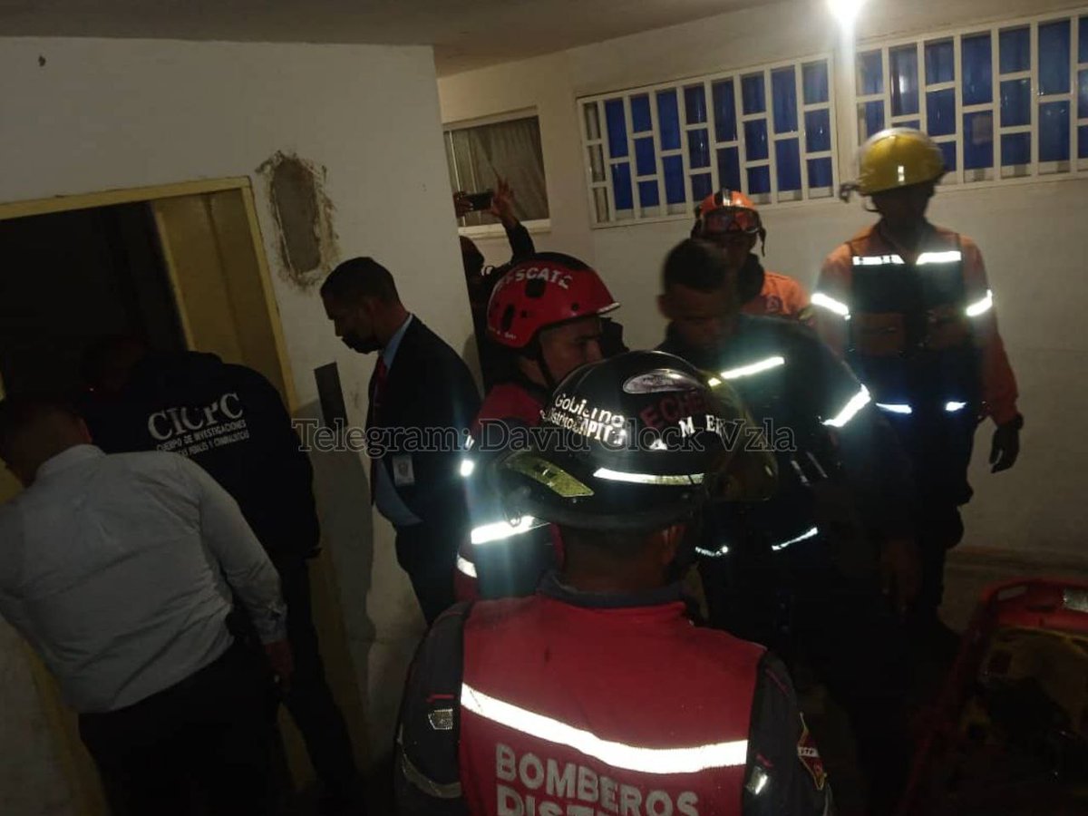 Birrilly's tweet photo. (((TRAGEDIA))) Vía #DavidGlock #Caracas La noche del #Jueves #02Jun una menor de 5años murió al caer desde el piso 12 por el foso del ascensor dañado de la Torre B de Edif de la #MisionVivienda Av Libertador @ReporteYa @CronicaPolicial @RPolicial @cmrondon @eldiario @policiactiva https://t.co/AkRTIIKcik