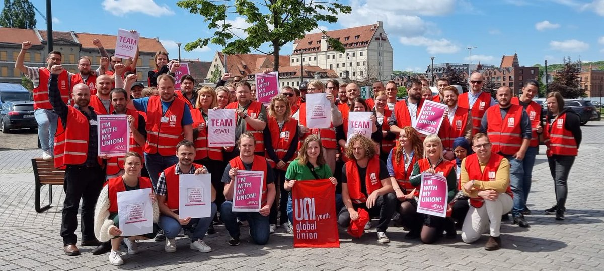 CWUYoungWorkers's tweet photo. UNI Europa Young Workers from all over Europe stand with CWU for their ballot for better pay from Royal Mail and BT Group.
#CWUandProud #YouClappedUsNowPayUs #Iamwithmyunion
#backtoourfuture https://t.co/TE4oTBycUX