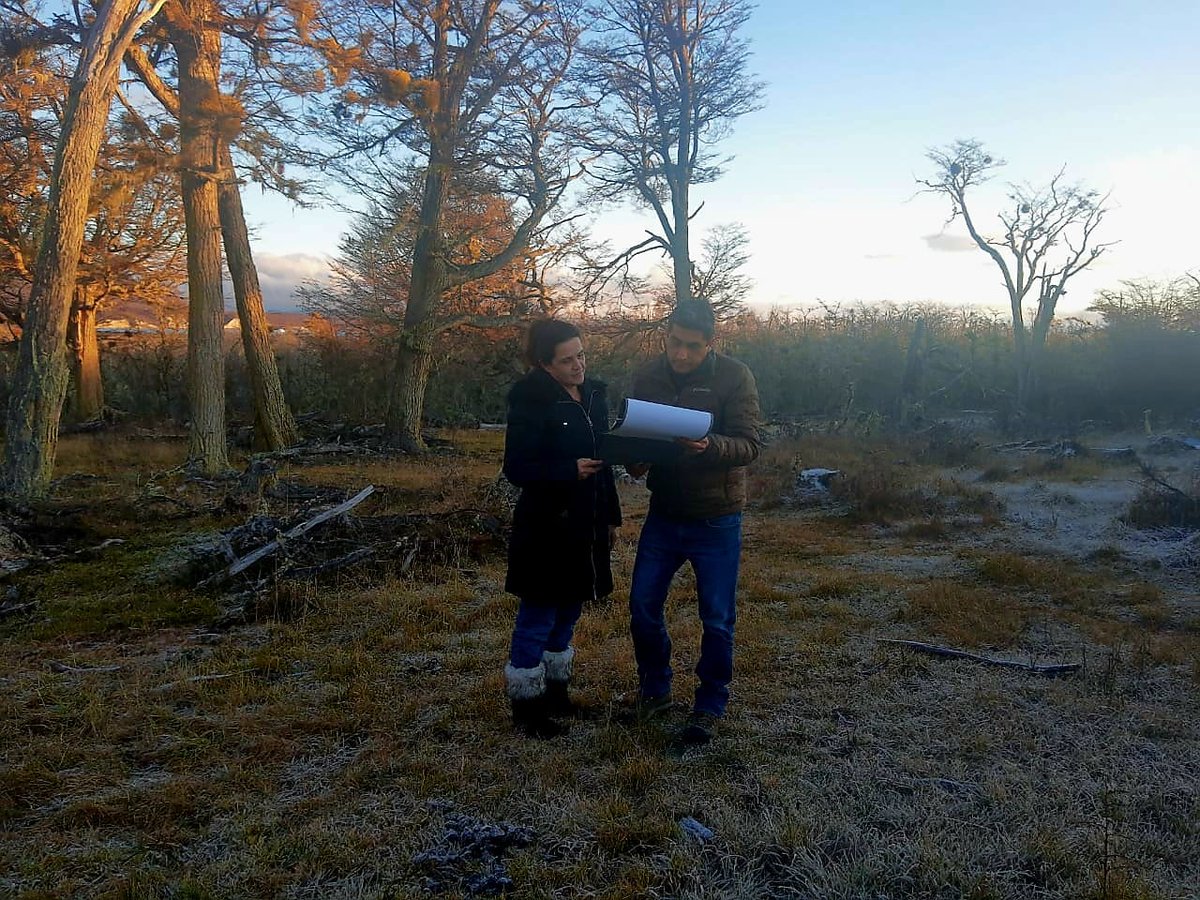 CienciaTChubut's tweet photo. La subsecretaria de ciencia, @paula27alvarado junto al Director Ejecutivo del @Ciefap_, José Daniel Lencinas visitaron el predio de 2,4 ha donado por el Municipio de Tolhuin al #CIEFAP, dónde está prevista la construcción de una delegación en #TierraDelFuego. https://t.co/26zoxb11Lm