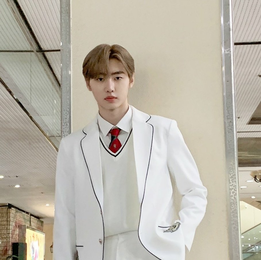 arttsunki's tweet photo. sunghoon pintou o cabelo e essa cor ficou TÃO bonita nele. esse homem fica bonito em todas as cores e de todas as formas mds https://t.co/mKCK1zncYS
