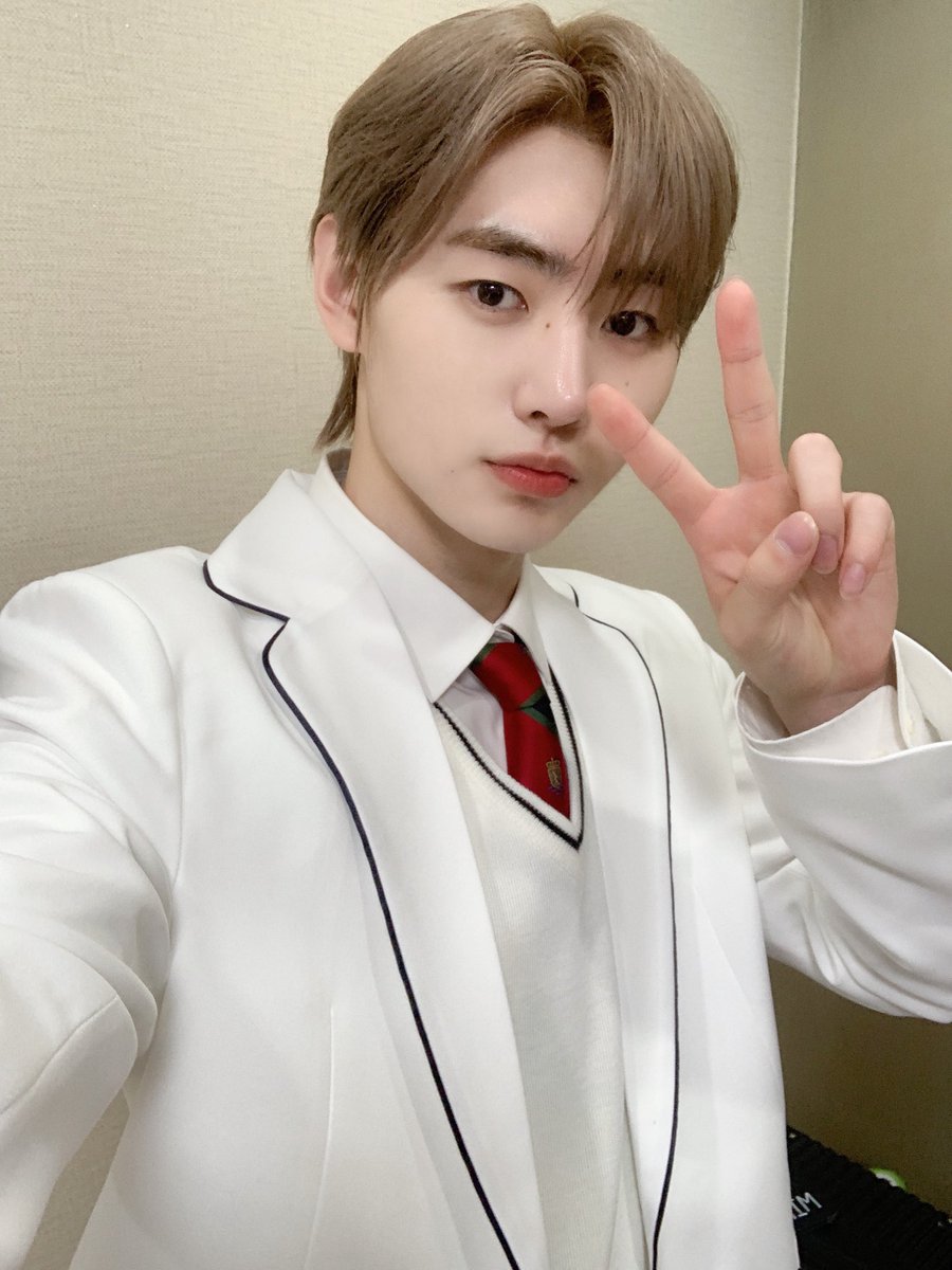 arttsunki's tweet photo. sunghoon pintou o cabelo e essa cor ficou TÃO bonita nele. esse homem fica bonito em todas as cores e de todas as formas mds https://t.co/mKCK1zncYS