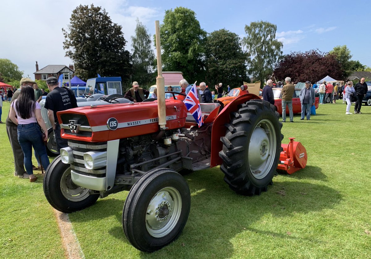 ldthornhill's tweet photo. Having grown up as a rural Yellowbelly Massey Ferguson tractors were always my favourite. This 🚜 in the Classics In The Park at @howdenashes until 4pm this Bank Holiday Friday. #HowdenAshes https://t.co/P1oFIaAaCE