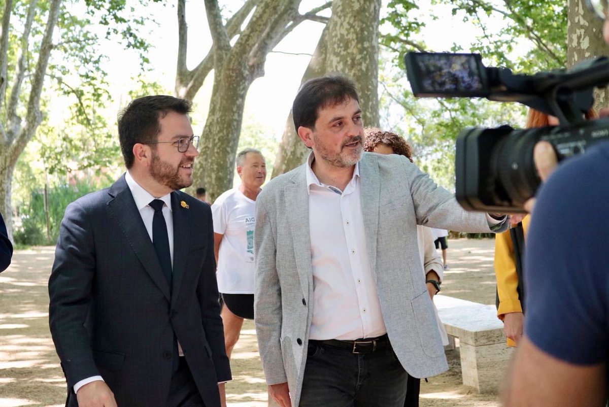 JaumeButinya's tweet photo. Avui hem rebut el MHP @perearagones i la delegada del govern @laia_co a Banyoles en el marc de les seves visites per conèixer el territori i el país.

Hem aprofitat per visitar el @CN_Banyoles i que signés el Llibre d’Honor de l’ @AjBanyoles ✒️ https://t.co/nwn8lWeli7