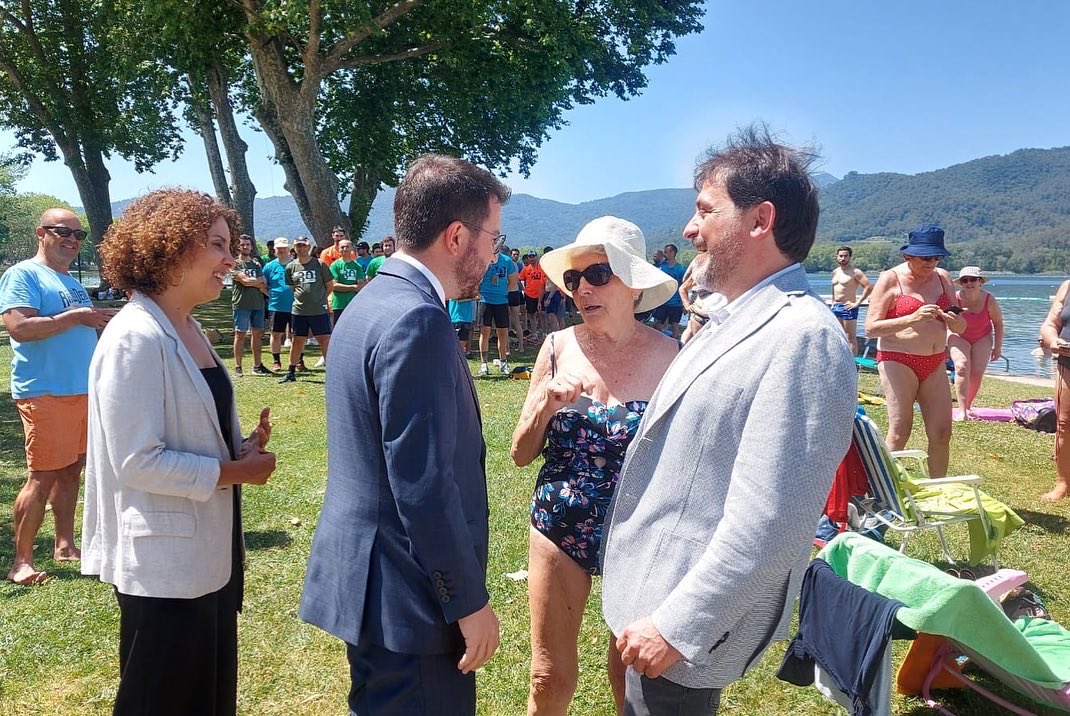 JaumeButinya's tweet photo. Avui hem rebut el MHP @perearagones i la delegada del govern @laia_co a Banyoles en el marc de les seves visites per conèixer el territori i el país.

Hem aprofitat per visitar el @CN_Banyoles i que signés el Llibre d’Honor de l’ @AjBanyoles ✒️ https://t.co/nwn8lWeli7