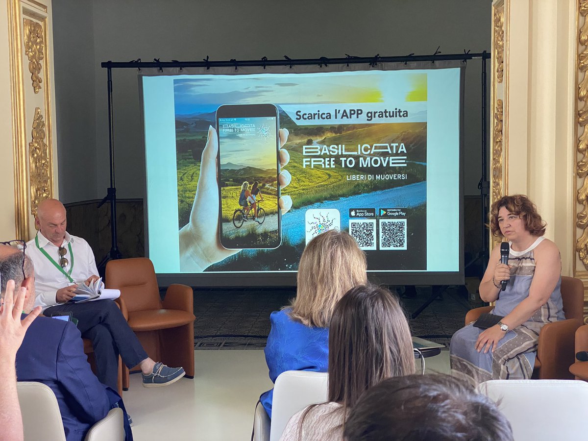 Basilicata_Tur's tweet photo. Al Bike Forum dell’Oscar Italiano del Cicloturismo di Matera è il momento di parlare dell’APP #BasilicataFreeToMove 💚Tanti i percorsi per gli amanti della bicicletta. Download: https://t.co/Etufwslegs https://t.co/wsi6vzzvVf
