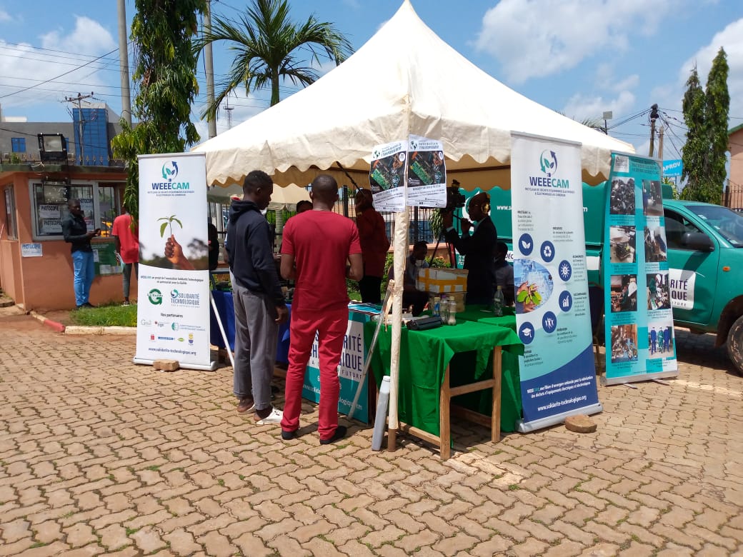Solid_Techn's tweet photo. 🌍En prélude à la #JourneeMondialedelenvironnement 
📅01er Juin 2022
📌 Mairie de Yaoundé 4
📢 Sensibilisation des usagers sur les dangers des D3E pour l'Environnement
👨‍🏫 Formation du personnel de la Mairie sur la gestion des D3E
#UneSeuleTerre #EnvironmentDay #foragreenerfuture https://t.co/sob8Z74WaX