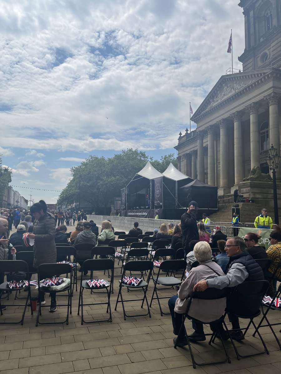 Welcome to our fantastic Decades of Music Concert – today we’re celebrating the very best of British music throughout Her Majesty the Queen’s historic 70-year reign. 

So get ready to have a bit of a sing-along or even a dance!  There’s something for everyone!👑💃