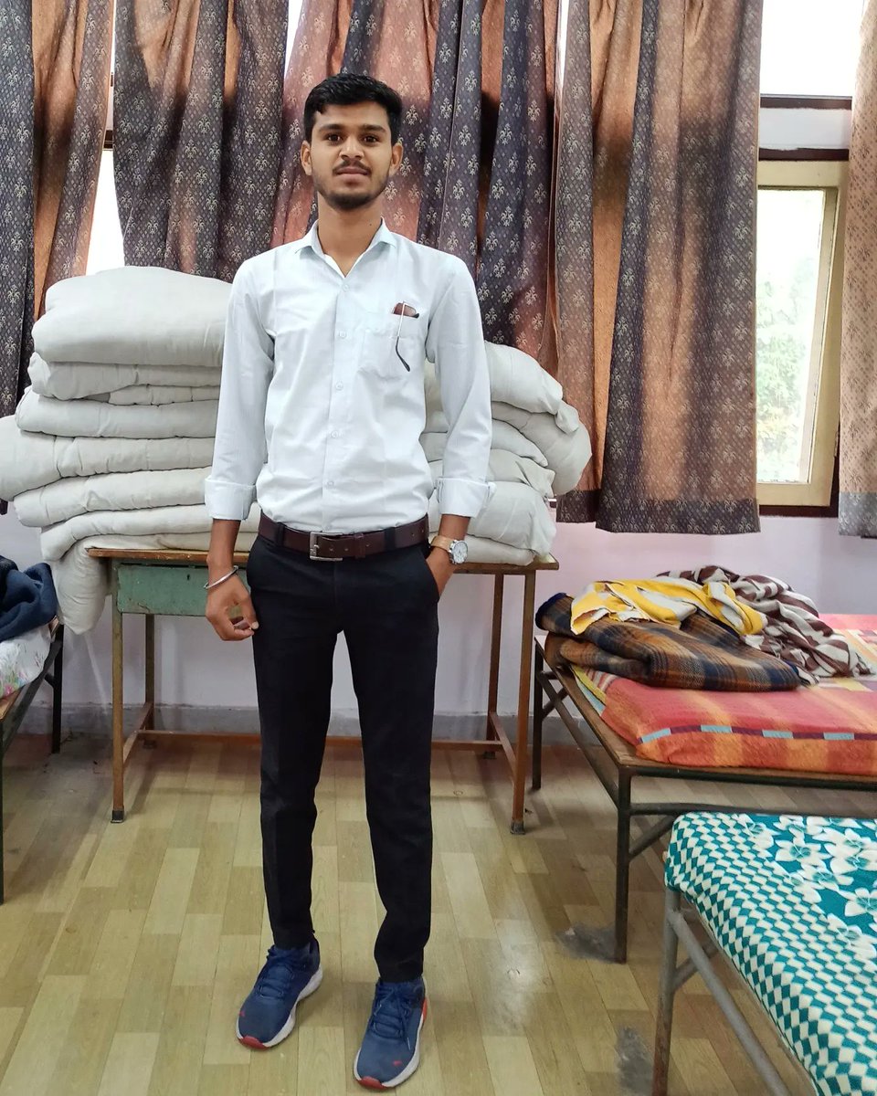 Mahendra__09's tweet photo. सैर कर दुनिया की ग़ाफ़िल ज़िंदगानी फिर कहाँ,
ज़िंदगी गर कुछ रही तो ये नौजवानी फिर कहाँ।😍😇✨
#shimla 
#himachl https://t.co/wAy6pmFMvW
