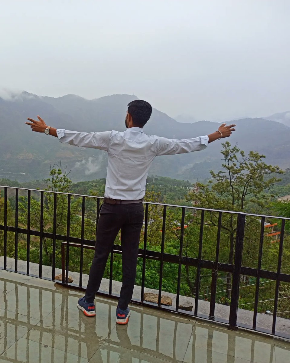 Mahendra__09's tweet photo. सैर कर दुनिया की ग़ाफ़िल ज़िंदगानी फिर कहाँ,
ज़िंदगी गर कुछ रही तो ये नौजवानी फिर कहाँ।😍😇✨
#shimla 
#himachl https://t.co/wAy6pmFMvW