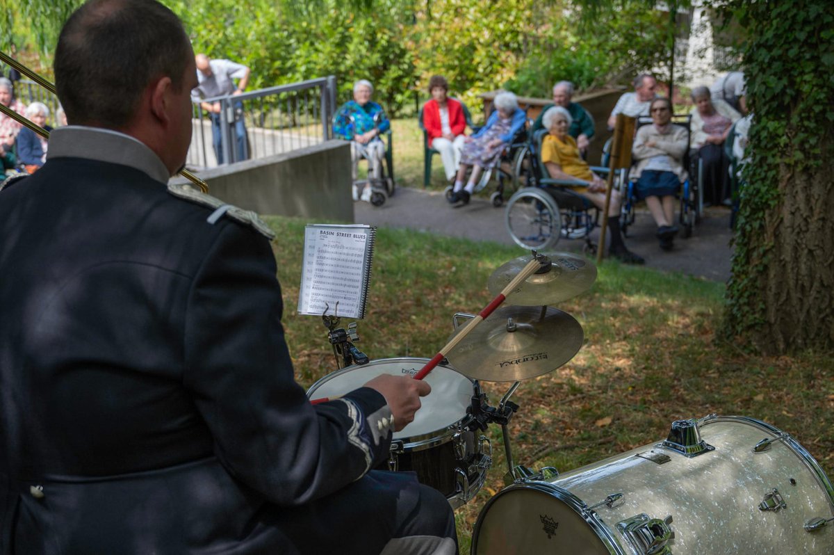 armeeszne's tweet image. #CohésionDéfense 🎷 La @musiqueabc joue pour l’EPHAD de Villers-lès-Nancy labellisé @BleuetFrance 🇫🇷 

1⃣5⃣ concerts par an sont donnés par la musique militaire pour améliorer le quotidien des résidents 🎻

#ArméesNation
@commandant_l @armeedeterre @VilledeNancy @onacvg @Prefet54