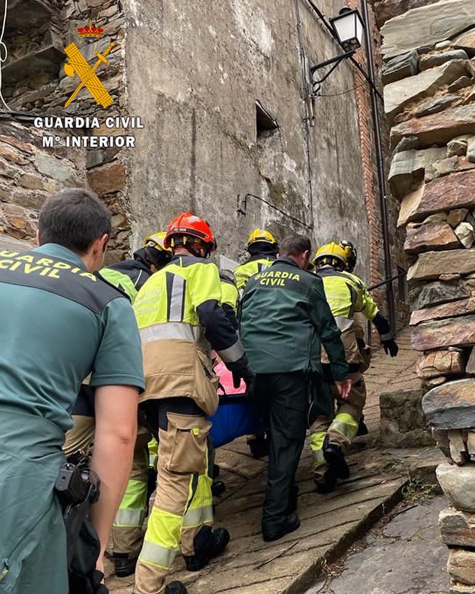 guardiacivilcc's tweet photo. Agentes pertenecientes al Puesto de #Caminomorisco (Cáceres), junto a personal sanitario y #Bomberos del #SEPEI, han auxiliado a una mujer que sufrió una rotura de tobillo cuando realizaba la ruta senderista “Senda de la Meancera” en el término municipal de #ElGasco (Cáceres). https://t.co/kUgS0pQJ1z