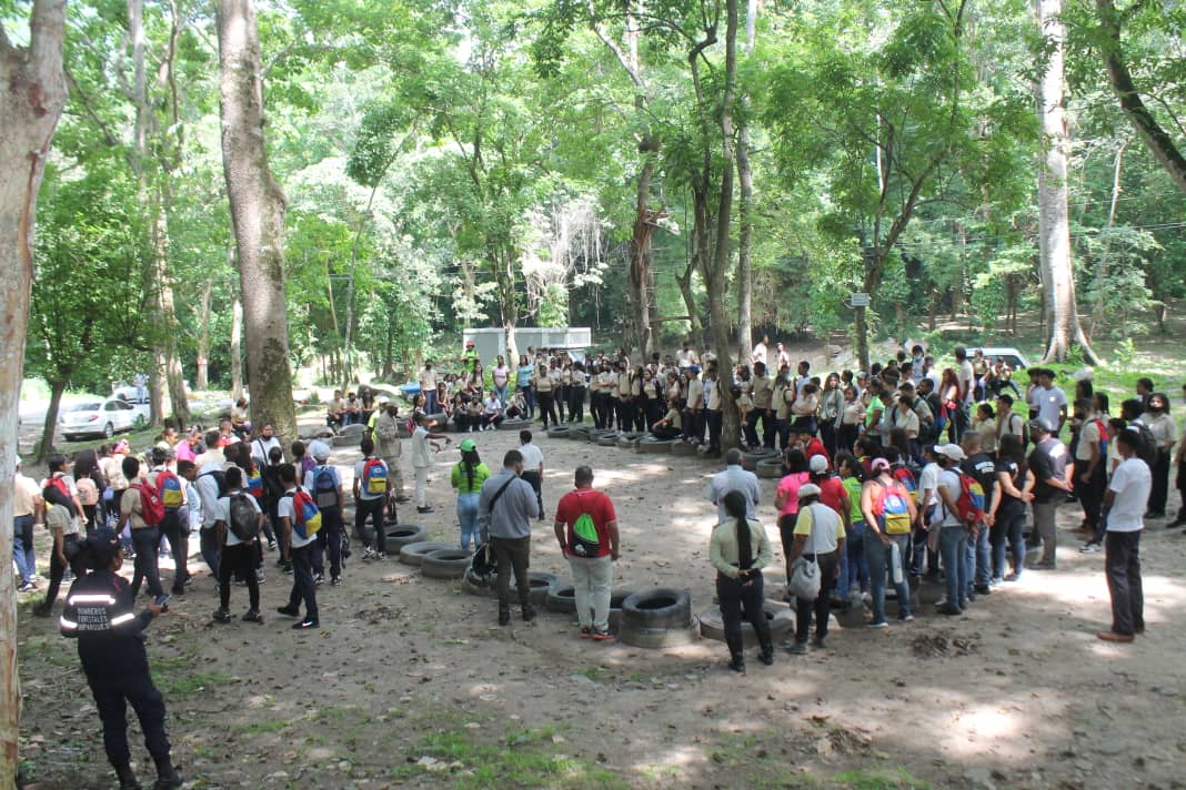 OrlandoBlanco26's tweet photo. #AlMomento (1/5) | Sec. Gral. De Plaza Orlando Blanco participa en el Plan "Un Estudiante, un Árbol" desde Río Curupao y Guarenidad celebrando el Día del Árbol junto a la Sec. @MirandaGob @FrancisHerr3ra @AmbientePlaza_ @Freddy_Rod13 @HectoRodriguez @NicolasMaduro #ApureEsNuestro https://t.co/QrmqPdMqpb