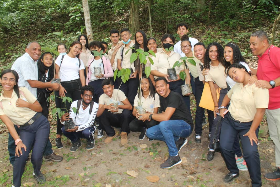 OrlandoBlanco26's tweet photo. #3Jun (5/5) Estamos llamado a sembrar, cuidar y proteger el medio ambiente a través de la siembra @Freddy_Rod13 @HectoRodriguez @NicolasMaduro @MirandaGob @FrancisHerr3ra #GuarenasSeLevanta #ApureEsNuestro https://t.co/3mBZn9vhmb