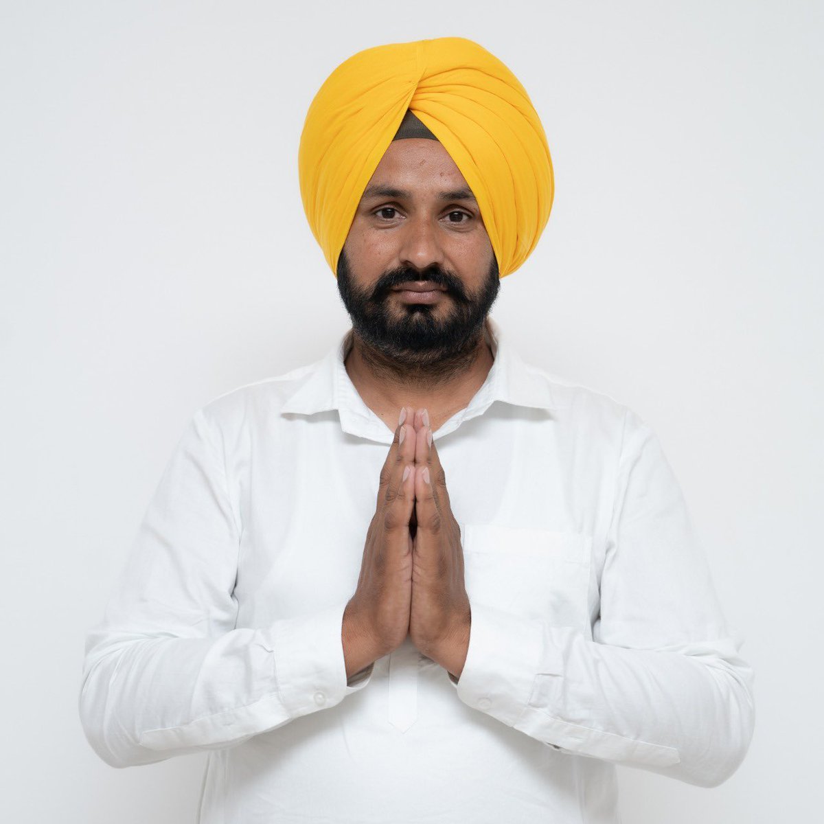 BhagwantMann's tweet photo. ਆਮ ਆਦਮੀ ਪਾਰਟੀ ਦੇ ਨੌਜਵਾਨ ਵਲੰਟੀਅਰ ਅਤੇ ਸੰਗਰੂਰ ਦੇ ਜਿਲਾ ਇੰਚਾਰਜ  ਗੁਰਮੇਲ ਸਿੰਘ …23 ਜੂਨ ਨੂੰ ਹੋਣ ਵਾਲੀ ਸੰਗਰੂਰ ਜ਼ਿਮਨੀ ਚੋਣ ਲਈ ਪਾਰਟੀ ਦੇ ਉਮੀਦਵਾਰ ਹੋਣਗੇ..ਬਤੌਰ ਪਾਰਟੀ ਪ੍ਰਧਾਨ ਮੇਰੇ ਵੱਲੋਂ ਸਰਪੰਚ ਗੁਰਮੇਲ ਸਿੰਘ ਜੀ ਨੂੰ ਸ਼ੁਭਕਾਮਨਾਵਾਂ… https://t.co/V6fjEEtprz