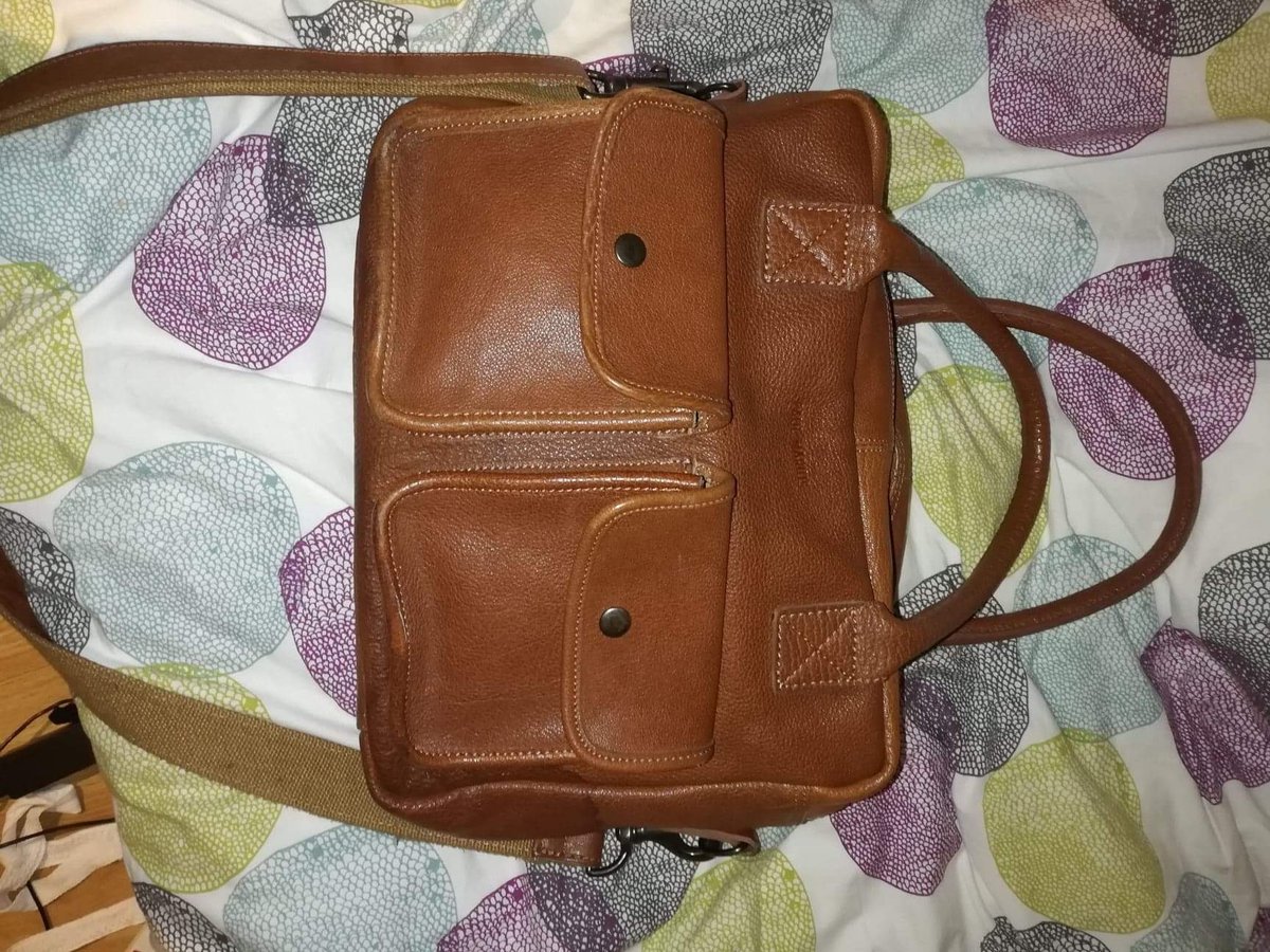 RdgsKodak's tweet image. Bonjour à tous,
J’aimerais votre aide s’il vous plaît. Rt si possible. 
On a forcé le coffre de notre voiture hier fin d’après midi sur Lille, près de siences po/république. 
On cherche un sac qui contenait des choses de valeurs, et surtout des cours/des fiches très importantes-