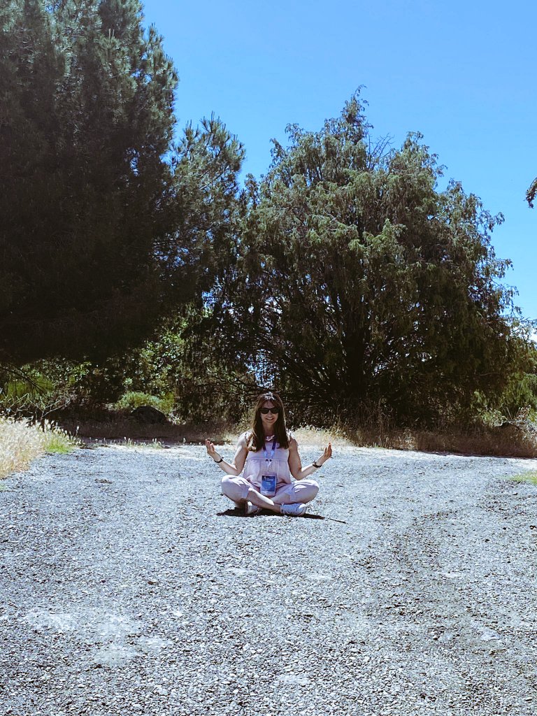 Parada técnica! Equipo de los Memes. Mientras una medita el otro... Merodea ☀️🌼🧘🏻‍♂️ <a href="/Fleet__People/">Fleet People</a> @ALDAutomotivesp #ALDEcomotion2022
