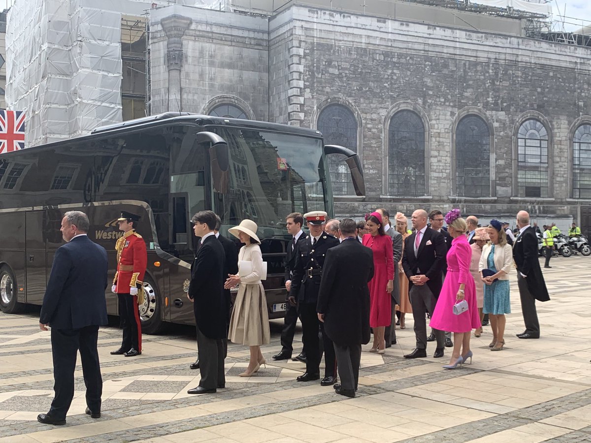 An actual coachload of royals arrives at the Guildhall lunch #platinumjubilee