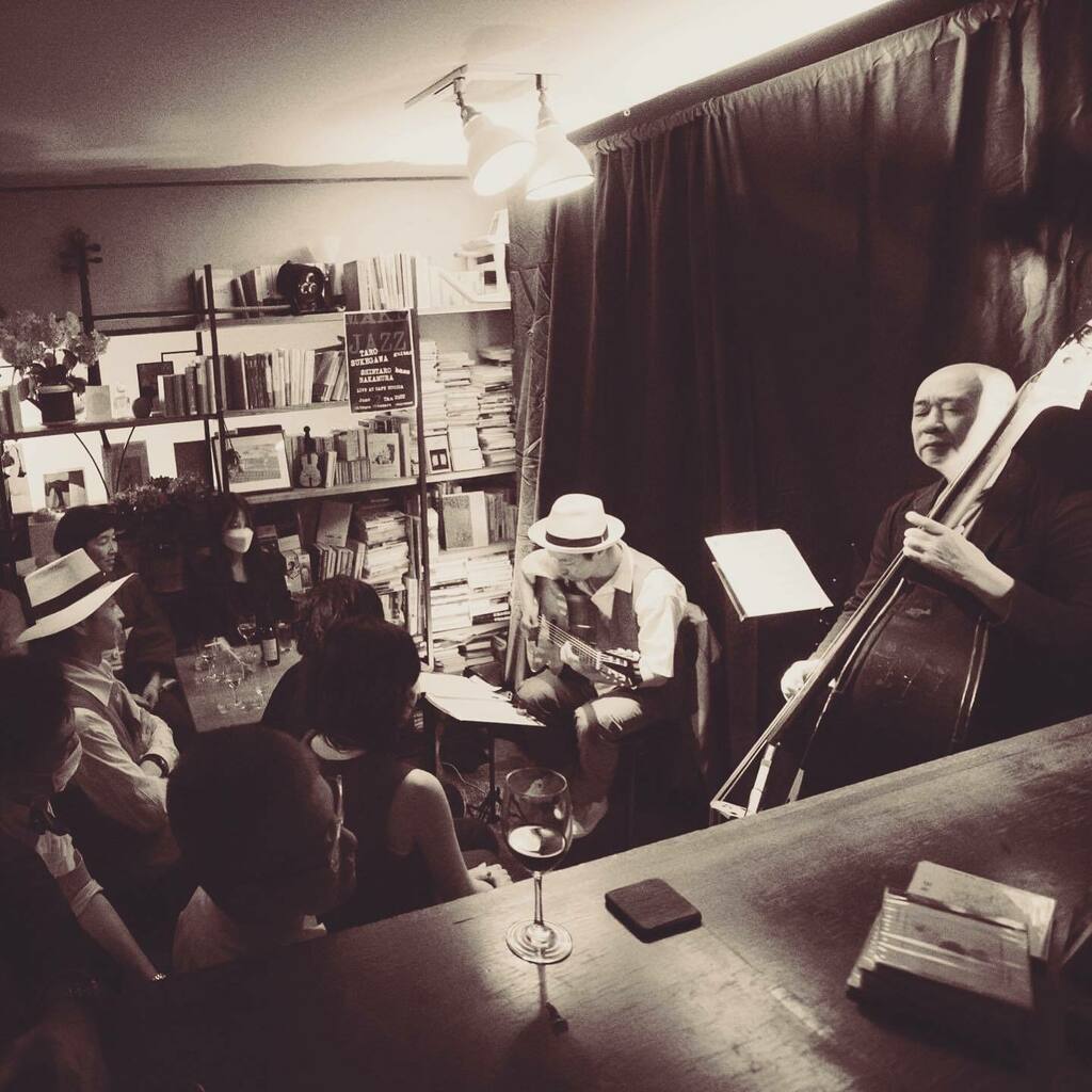 cafeETHICA's tweet photo. 2/June/2022
助川太郎(gt)中村新太郎(b)LIVE “MAKE JAZZ“ 素晴らしい会になりました。二人の太郎が、エチカの空間と集まった人々の心をジャズにした。
#cafeethica #kamakuracafe #makejazz #sukegawataro #nakamurashintaro https://t.co/hD0ukgedSK https://t.co/jwM6IbWnzJ